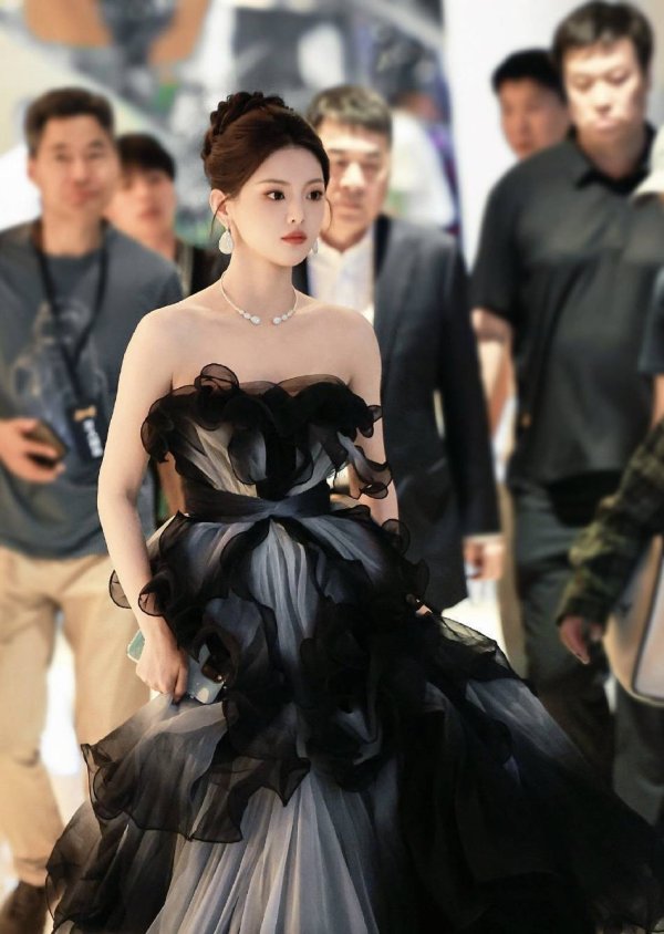 专业个人配资门户 杨超越红毯暗黑风造型惊艳全网 昔日锦鲤少女撕碎甜妹标签靠的不只是运气