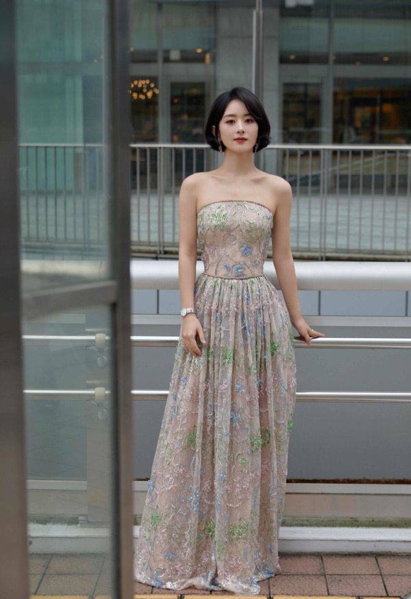 国内正规配资平台 从被嘲“精致土”到LV盯上！赵丽颖的时尚逆袭打了谁的脸？